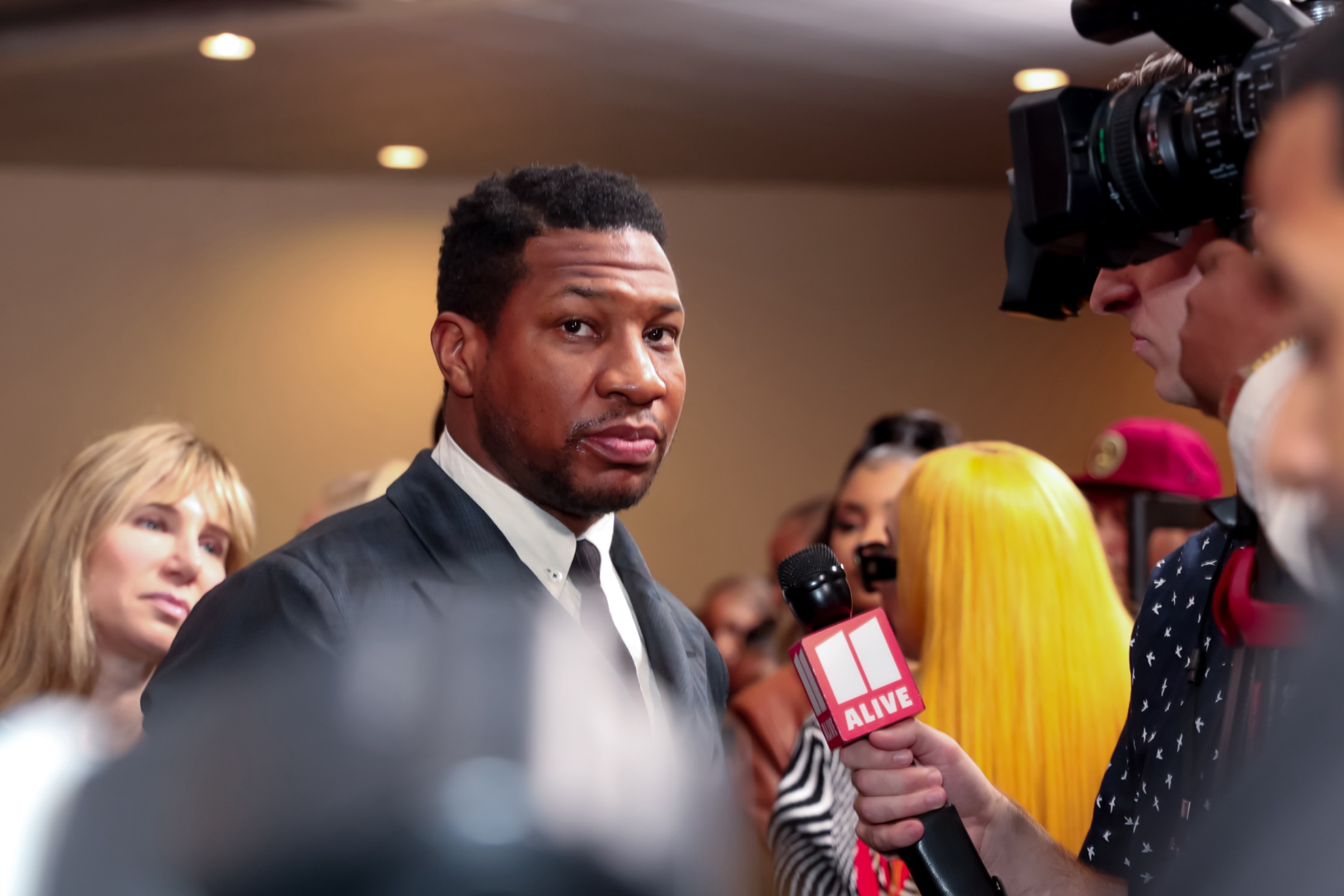 Jonathan Majors vende autógrafos en el Famous Monsters Fest