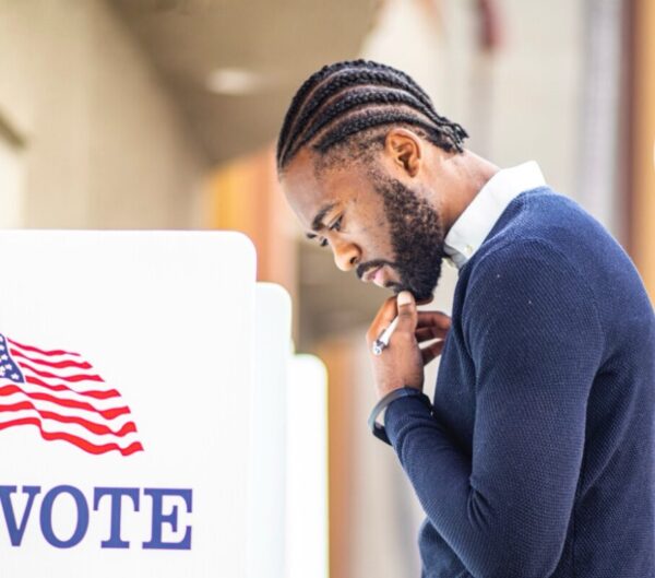 El conservador negro dice que los “afroamericanos de campo” están votando por Trump